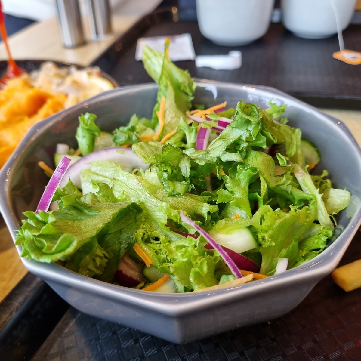 txywishes's tweet image. #lunch at Ice Cave Bistro in Vik. #lampchops were nicely done without too much lamb smell. #IcelandicFishStew #FishStew was too heavy-going though. Salad was ok. #IceCaveBistro #ixoxult