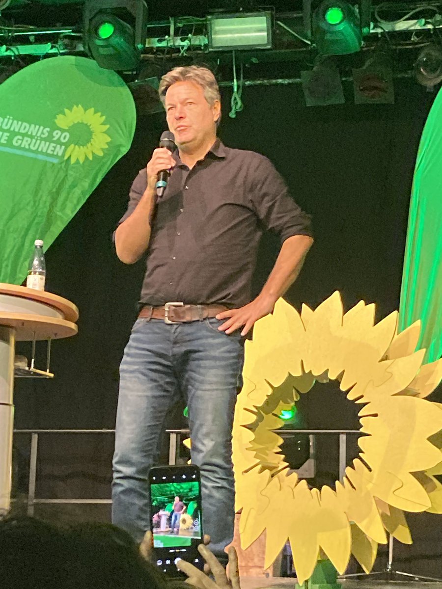 @RobertHabeck in Nürnberg beim Wahlkampf Endspurt. <a href="/LudwigHartmann/">Ludwig Hartmann</a>: Machen anstatt niedermachen ist unser grünes Motto 👍💪 echten #Klimaschutz gibt es nur mir starke Grünen. <a href="/Osgyan/">Verena Osgyan</a>: #Bayern hat bessere Regierung verdient 😊👍