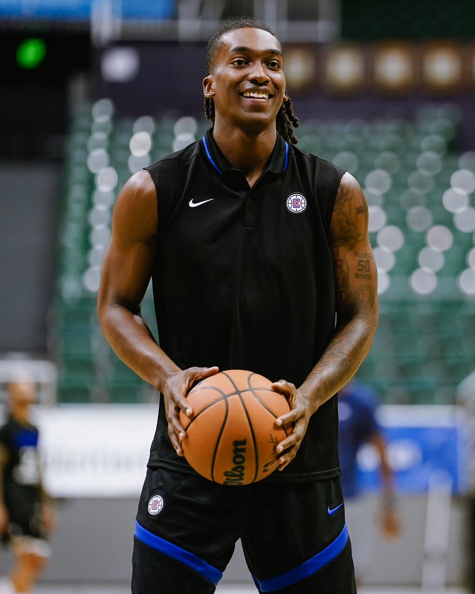 LAClippers's tweet image. Thoughts on TMann’s business casual? 🤔👕