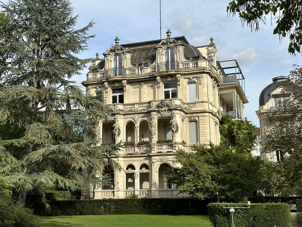 Hab vor mehr als 20 Jahren mal eine Zeit in Baden-Baden gelebt. Immer noch verliebt in diese Stadt.