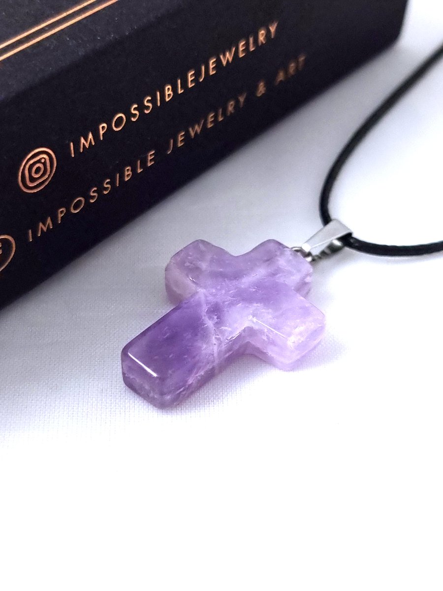 nemogucinakit's tweet photo. Ametist je kamen duha. Njegova ljubičasta do boje lavande je boja duha i spritualnosti. Predstavlja kristal zastite, nesebicnosti, plemenitosti, spiritualne svesnosti, meditativnosti, ravnoteze i unutrasnjeg mira. ☦️💜
#krst #simbolika https://t.co/jPFRs7vDOG