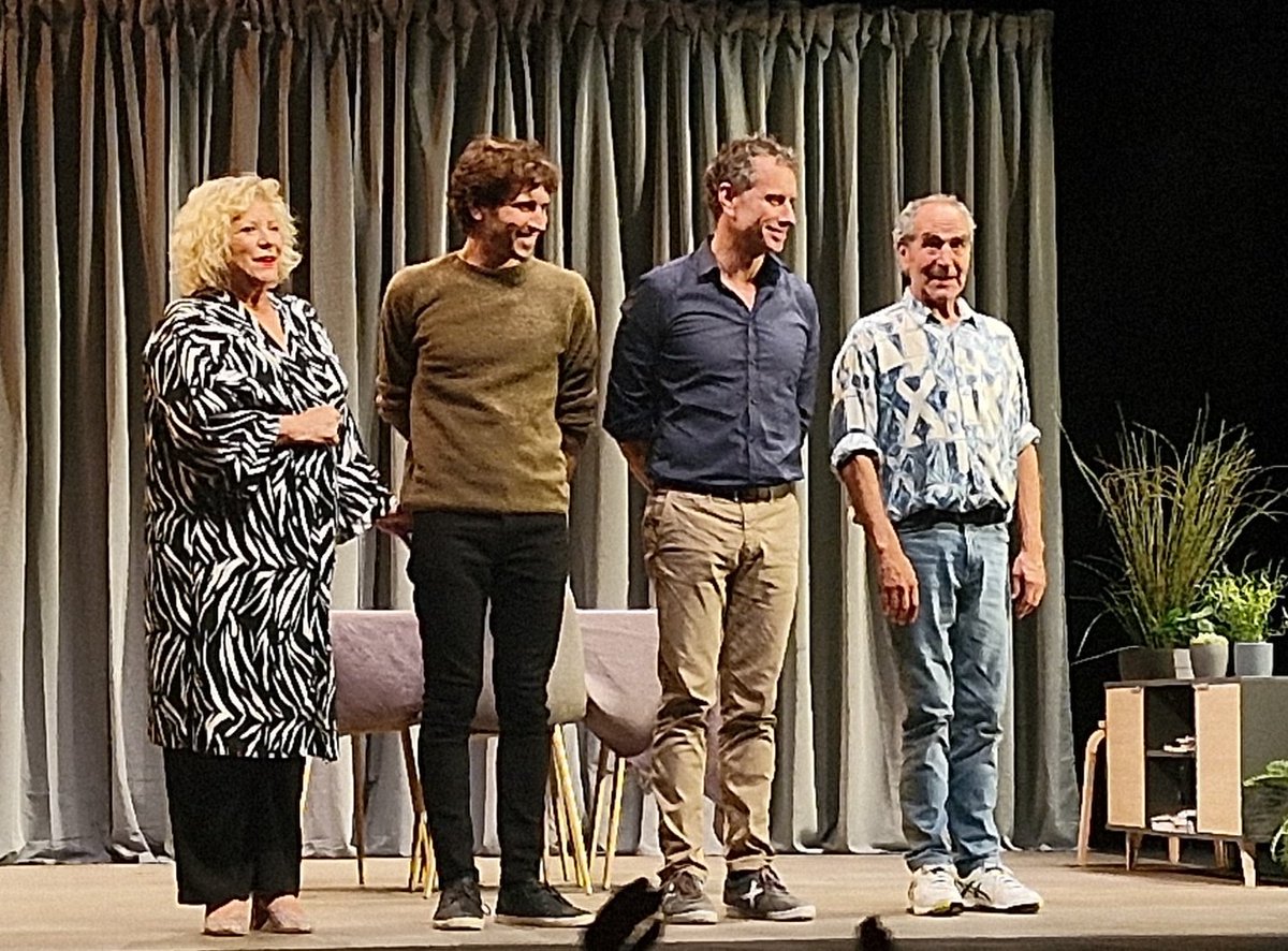 Albert Miret (@albert_miret) on Twitter photo Molts riures al #TeatreBorràs amb una trobada familiar en la que s'han dit, en català a la manera argentina, allò que tothom pensa però mai diu. El personatge de la mare genial!
Brava👏👏 <a href="/nelsonvalenteok/">Nelson Valente</a>
<a href="/ElNegrie/">Joan Negrié</a> #MercèArànega #AlbertPérez i #PauFerran
@balanaenviu <a href="/Sala_Trono/">Sala Trono Tarragona</a> Molts riures al #TeatreBorràs amb una trobada familiar en la que s'han dit, en català a la manera argentina, allò que tothom pensa però mai diu. El personatge de la mare genial!
Brava👏👏 <a href="/nelsonvalenteok/">Nelson Valente</a>
<a href="/ElNegrie/">Joan Negrié</a> #MercèArànega #AlbertPérez i #PauFerran
@balanaenviu <a href="/Sala_Trono/">Sala Trono Tarragona</a>
