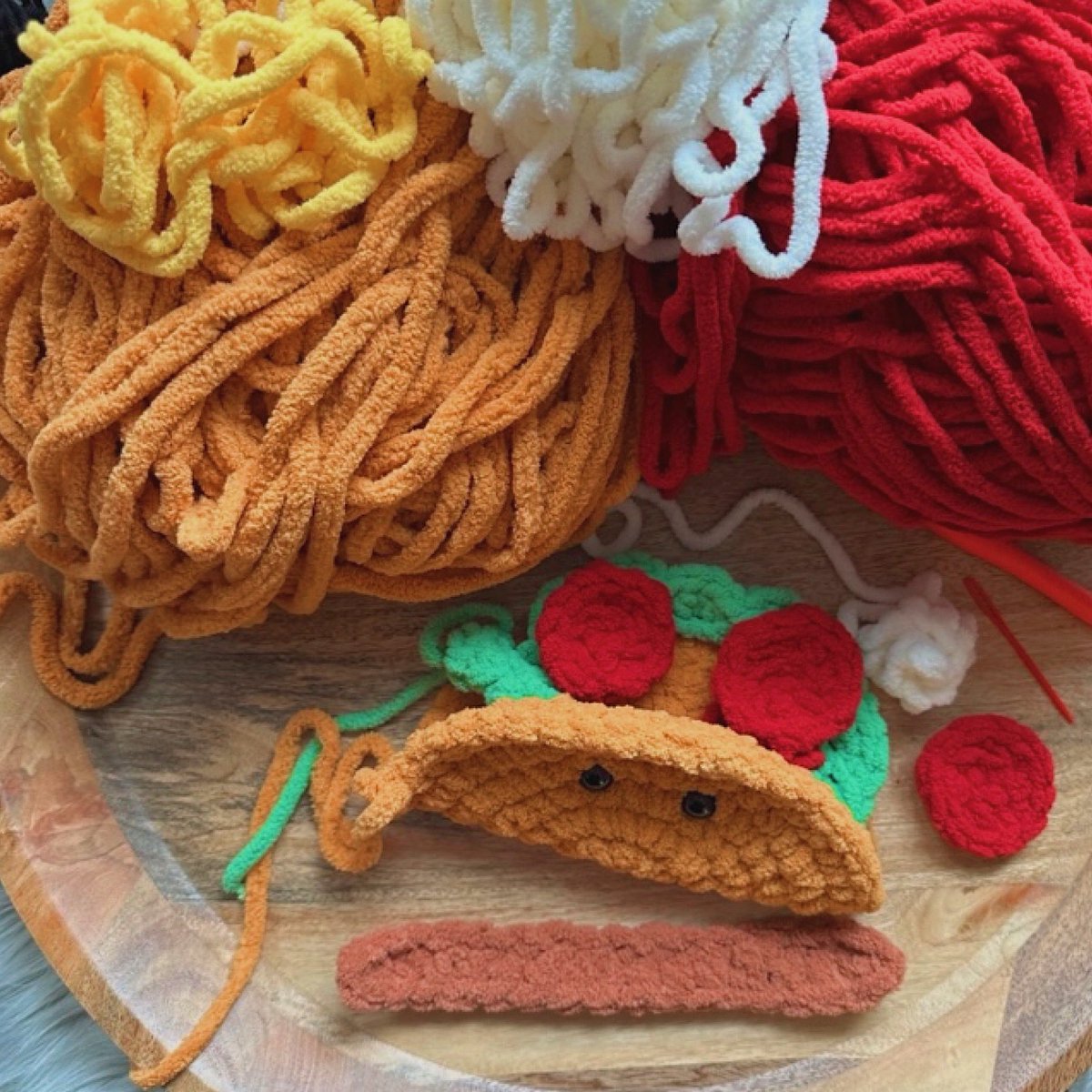 cloverusa's tweet image. it's national TACO day! 🌮 and it's not even tuesday....

we were thinking of grabbing some tacos on our way home tonight + making this crochet taco, wbu???

link in bio for this deliciously free pattern by @louloopsco 🤤

#clover #cloverusa #clovertools #cloverneedlecraft
