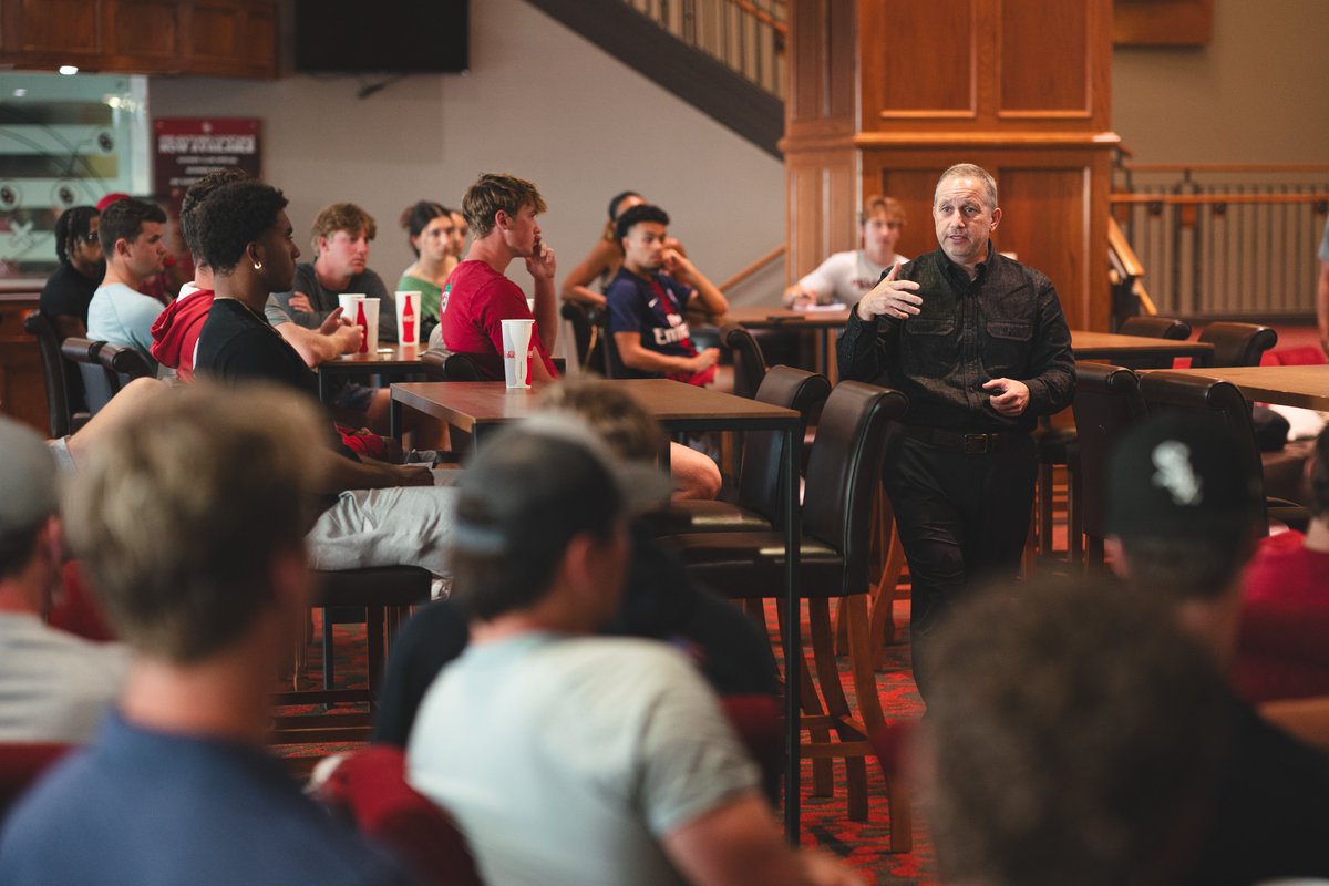 OU_Athletics's tweet photo. 𝗡𝗜𝗟 🤝 𝗦𝗽𝗼𝗿𝘁𝘀 𝗠𝗮𝗿𝗸𝗲𝘁𝗶𝗻𝗴

In partnership with @OU_NIL, @Learfield and Sooner Sports Properties, OU student-athletes had the opportunity to attend Bill Carter's first seminar on how to attract businesses through NIL.

#BoomerSooner https://t.co/tGiRdBDvm5