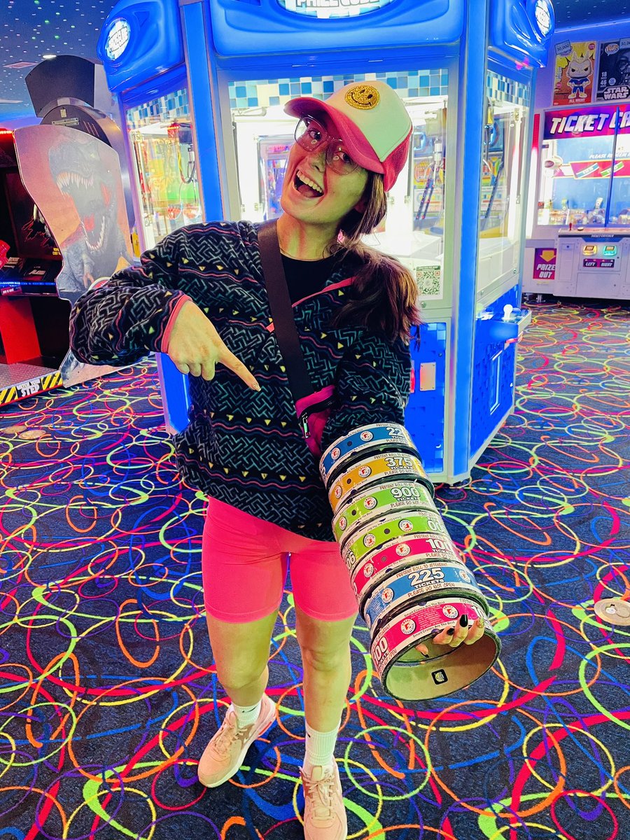 Absolutely destroyed an arcade today. #gamer #ARCADE #prize . I would like to thank the lovely <a href="/CaleighBright2/">Caleigh Bright</a> for showing off the winnings.