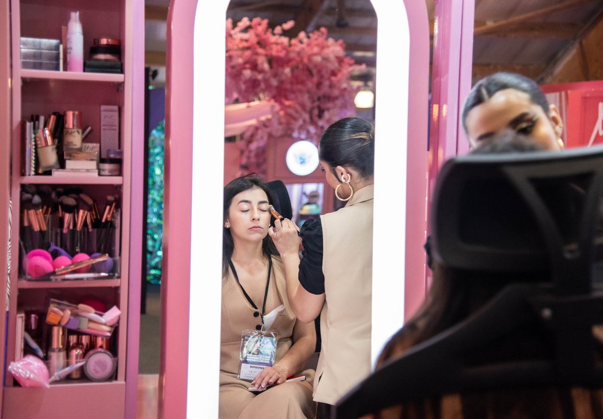 CorferiasBogota's tweet photo. Deja #QueElMundoTeVea en #BellezaySalud, de la mano de los más destacados profesionales, además de empresarios del sector y representantes de empresas del mundo cosmético.💆🏻♀️💜
Recuerda que contamos con convenios para la compra de tus boletas. Conócelos en https://t.co/mJDog8eRIq https://t.co/fF0OY7EdY5