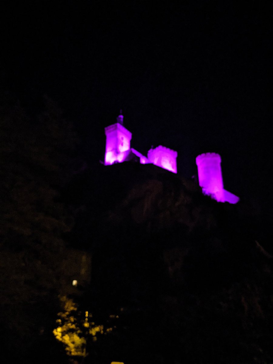 Le château de Foix paré de rose en soutien à #OctobreRose , le mois de sensibilisation pour le cancer du sein