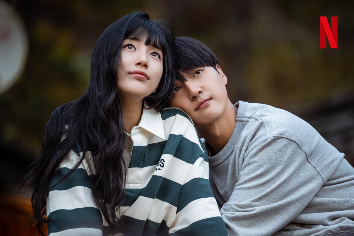NetflixKR's tweet photo. 세상으로부터 숨어버린 두나에게 서서히 스며드는 원준, 그리고 닫힌 마음을 두드리는 새로운 인연들.

속절없이 설레는 청춘의 순간, <이두나!> 10월 20일 넷플릭스에서.

<이두나!>, 10월 20일 오직 넷플릭스에서. https://t.co/mVLQYTNmrW