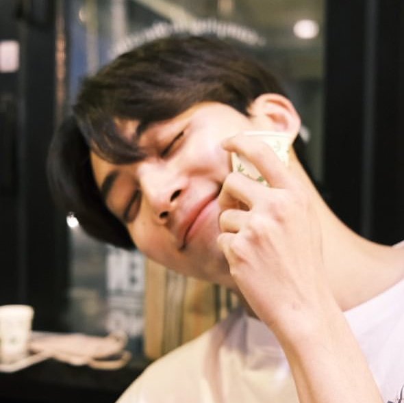 도겨미가 정하니를 카메라 속에 담으면
맨질맨질 동구라미 정하니가 나온다