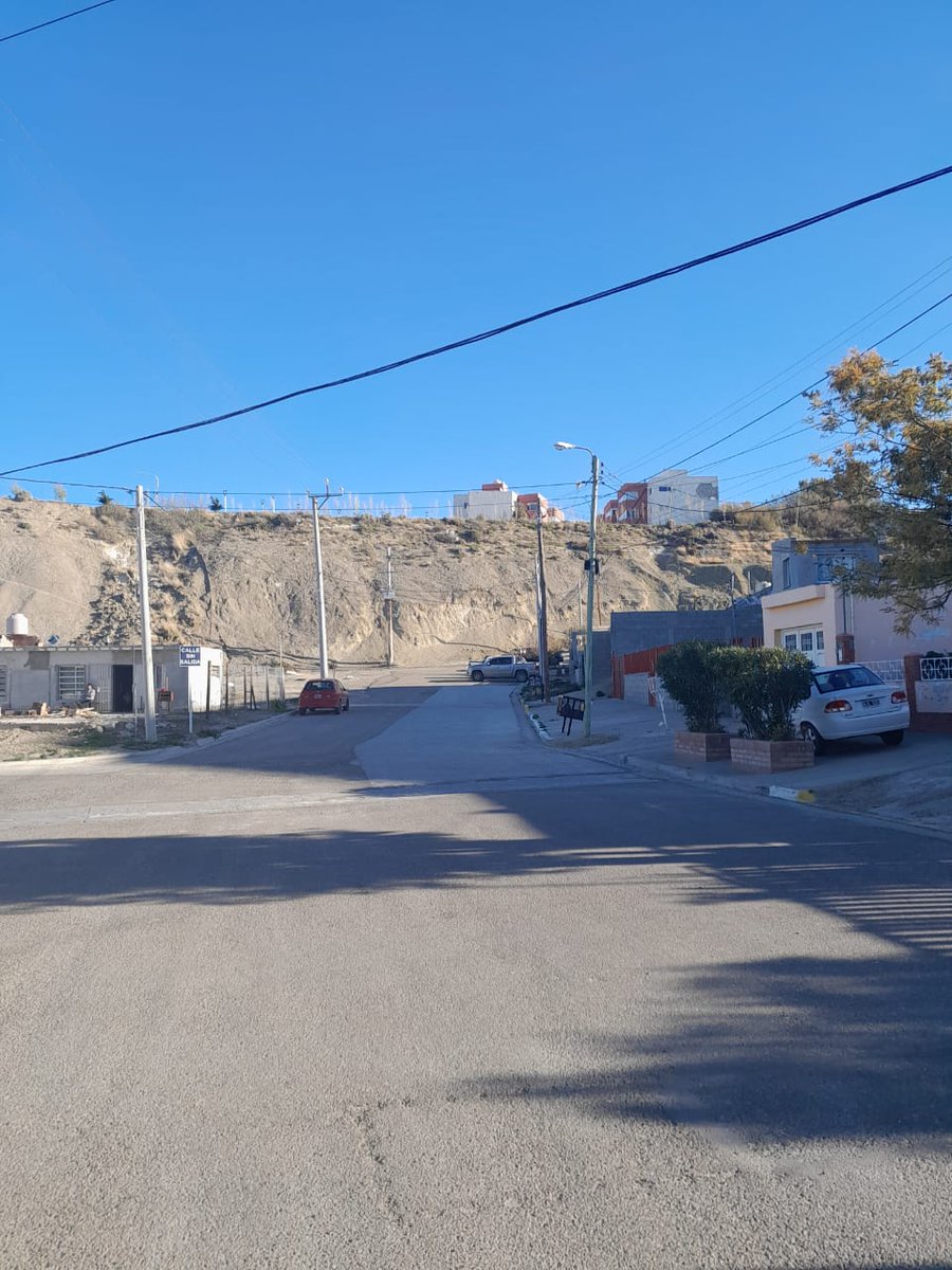 TveoComodoro's tweet photo. Adolescentes que
aterrorizan a Km 4

Vecinos que residen en el barrio 25 de Mayo,cen Kilómetro 4, viven el riesgo que representa la interna entre "los de arriba" contra "los de abajo": menores que se divierten tirando piedras a vecinos y transeúntes. Piden que alguien intervenga. https://t.co/OCebqTgE6J