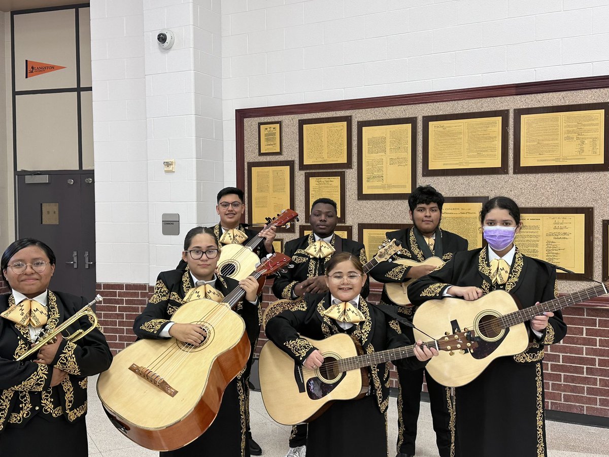Our Mariachi Band serenaded our lunches today🎶🎤 We 💗our new uniforms #HispanicHeritageMonth2023 #buffpide💛🖤