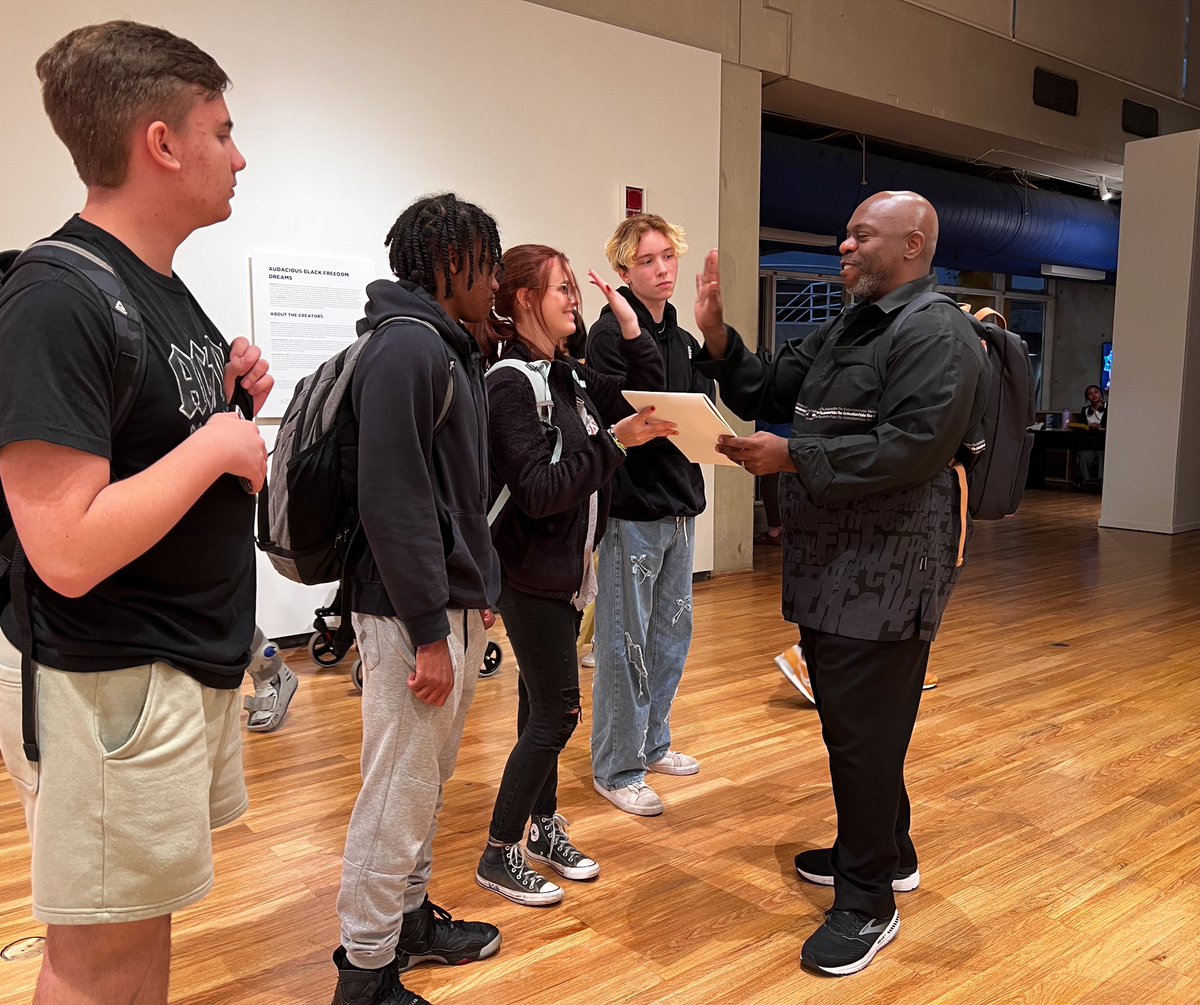 Stacey Robinson graciously offering FulCom, Fulton Comics, &amp; Falcon Quill students artistic advice. @UTKCoAD They had such a wonderful experience. <a href="/FultonHigh/">Fulton High School</a>