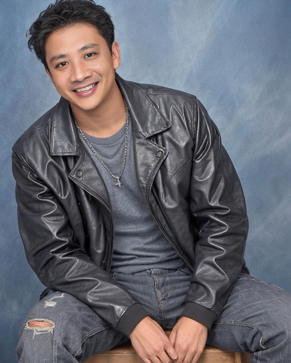 NewsKoPH's tweet image. NAKIGULO na rin sa AI trend si Comedy Genius Michael V. sa kanyang latest viral photo sa Instagram.

"Sige na nga! Makiki-uso na rin ako!😆," sey niya sa post.

📸 @michaelbitoy

Sundan: newsko.com.ph

#EntertainmentNewsPH #AI #GradPics #Photoshoot #fyp