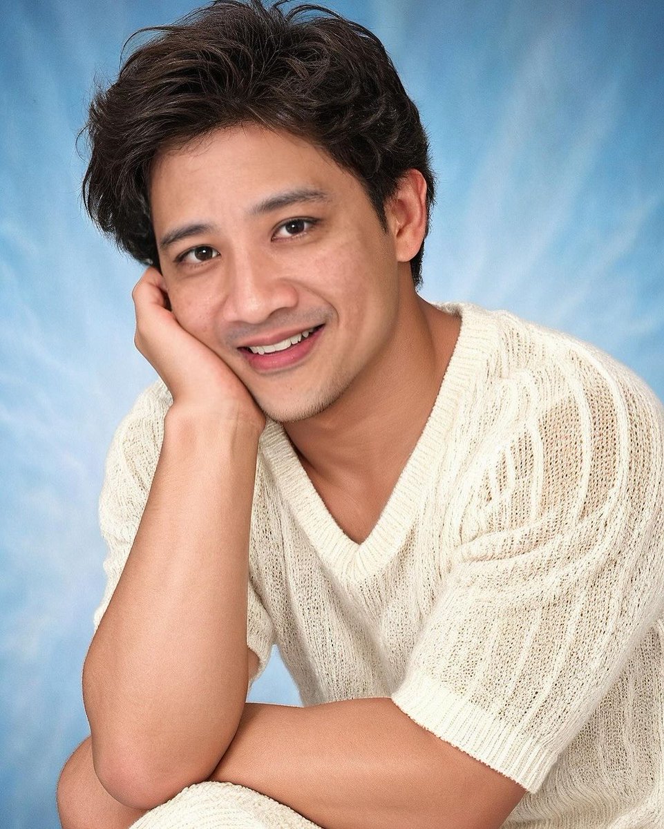 NewsKoPH's tweet image. NAKIGULO na rin sa AI trend si Comedy Genius Michael V. sa kanyang latest viral photo sa Instagram.

"Sige na nga! Makiki-uso na rin ako!😆," sey niya sa post.

📸 @michaelbitoy

Sundan: newsko.com.ph

#EntertainmentNewsPH #AI #GradPics #Photoshoot #fyp