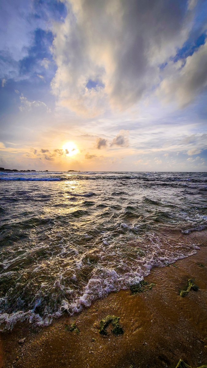 RickyDe1988's tweet photo. Beach, sky &amp; relaxation...
#sriLanka #vibe #sunset #hikkaduwa #calm #SnapShot https://t.co/hwtcpvh0DL