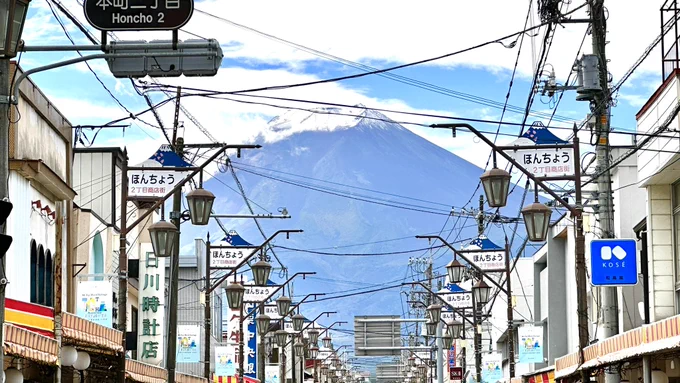 富士山冠雪! おいでよ富士吉田!  月の3分の1くらいは一日中いるfab cafeさんより。