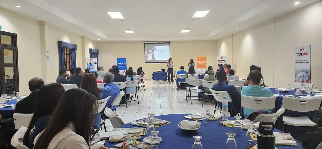 Sagrisasv's tweet photo. La M.V. de Argentina, Natalia Cardillo, especialista en Investigación de Parasitologia y Farmacología de Holliday Scott, tuvo la oportunidad de realizar una charla sobre "La Nueva Era de la Parasitologia Interna" en Santa Ana 🤩. https://t.co/db7yznee4P