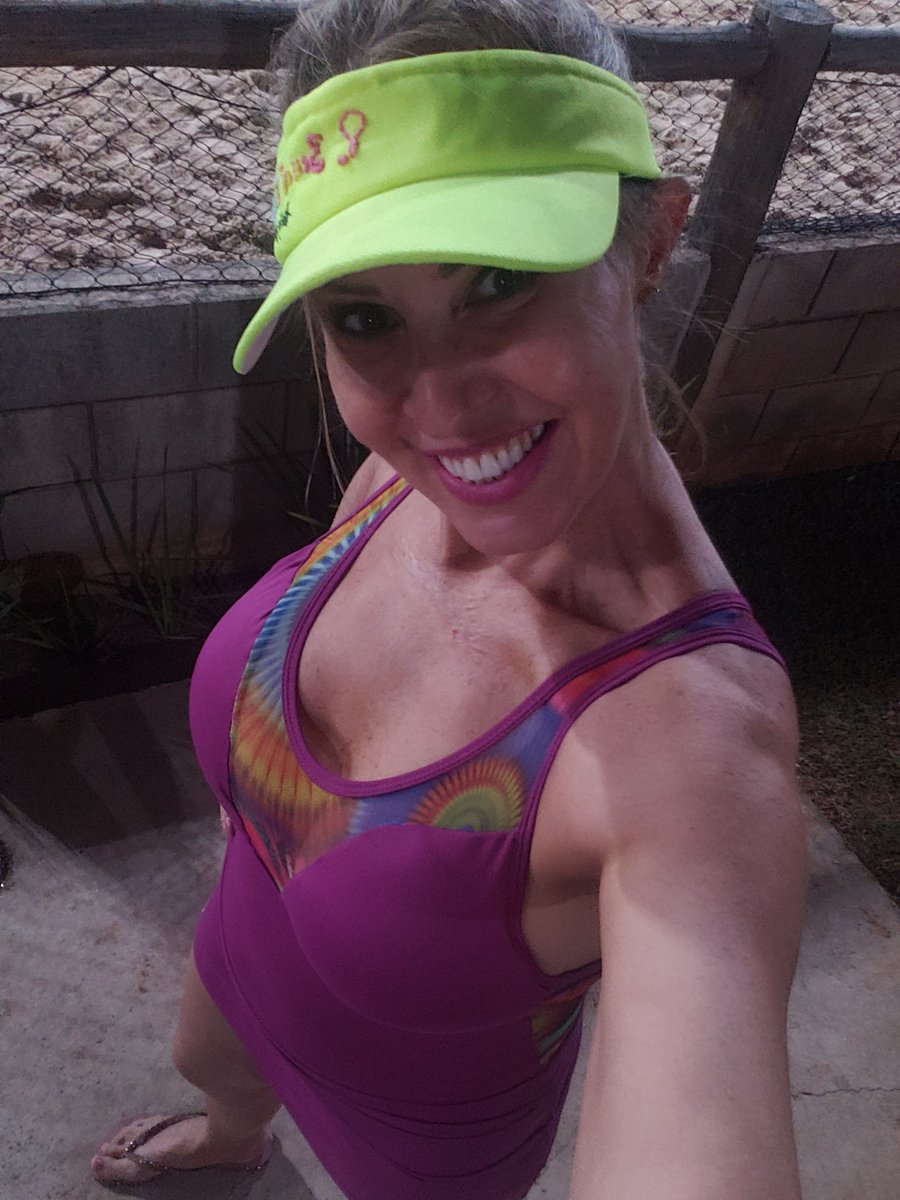 tathypreyer's tweet photo. Hoje é dia de #VoleiNoSportTV , bb! 😉 E amanhã, #voleidepraia! https://t.co/WZbxjrmixs