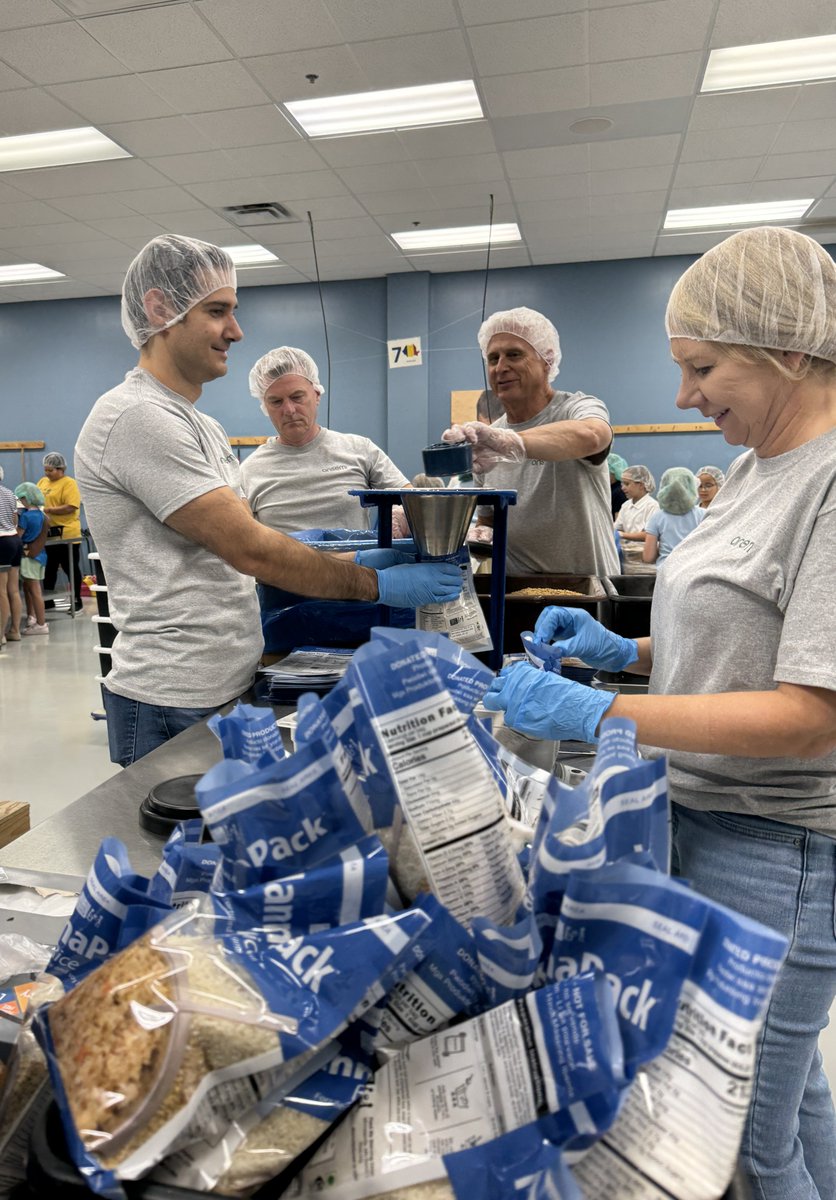 onsemi's tweet photo. π¦ Boxes packed: 19
π΄ Total meals: 4,104
π§ Children fed for a year: 11
Our executive team recently volunteered at @fmsc_org to package meals for disadvantaged youth. The #GivingNow team-building event was the perfect opportunity be a small part of the change the world needs. https://t.co/aulIpmd9HZ
