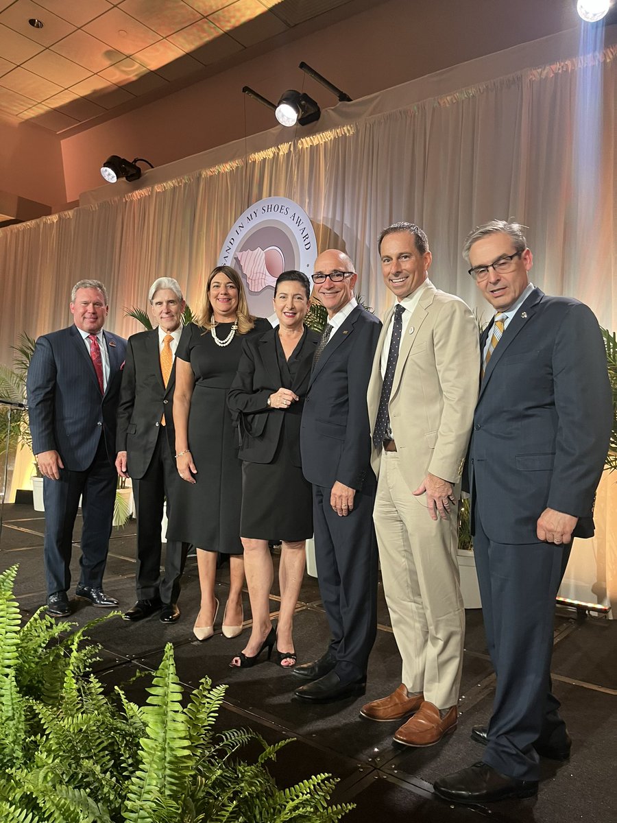 Inspired and optimistic tonight, having started my afternoon with @drpatwhitely @univmiami #studentleaders and ended the day celebrating @ibarguen with #communityleaders @MiamiChamber Sand In My Shoes Award Dinner.