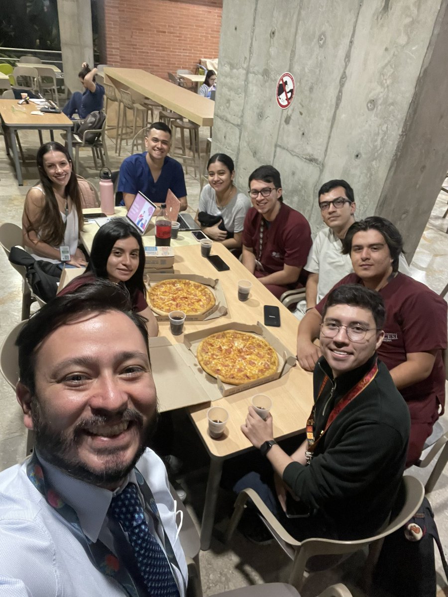 pablofneuro's tweet photo. Reunión semillero investigación neurovascular Icesi Fundación Valle del Lili. 

Lluvia de ideas 💡, pizza 🍕 y amigos 

Neurovascular student research group meeting. brainstorming, pizza and friends https://t.co/JQfFiVa85S