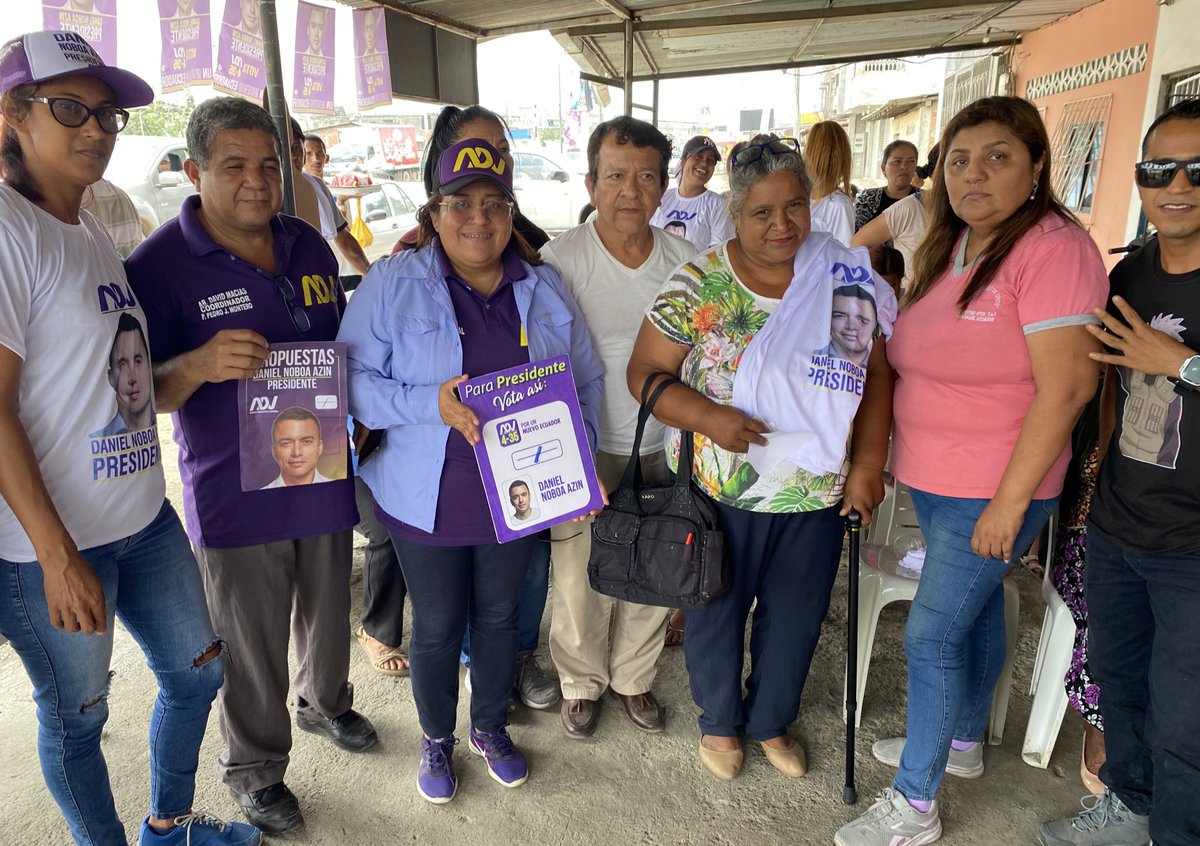 LorenaRosadoS's tweet photo. En #Guayas #Distrito4 todos por un solo fin, tener un #NuevoEcuador con @DanielNoboaOk presidente 🟣✊🏼

¡Un país seguro, con empleo, salud y educación será posible! 🇪🇨

#DanielNoboaPresidente https://t.co/vQn9TpmVHf