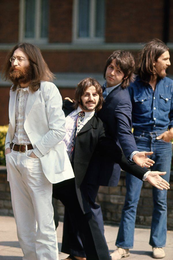 crockpics's tweet photo. The Beatles waiting to cross Abbey Road, 1969. https://t.co/c7WZAoqTCt