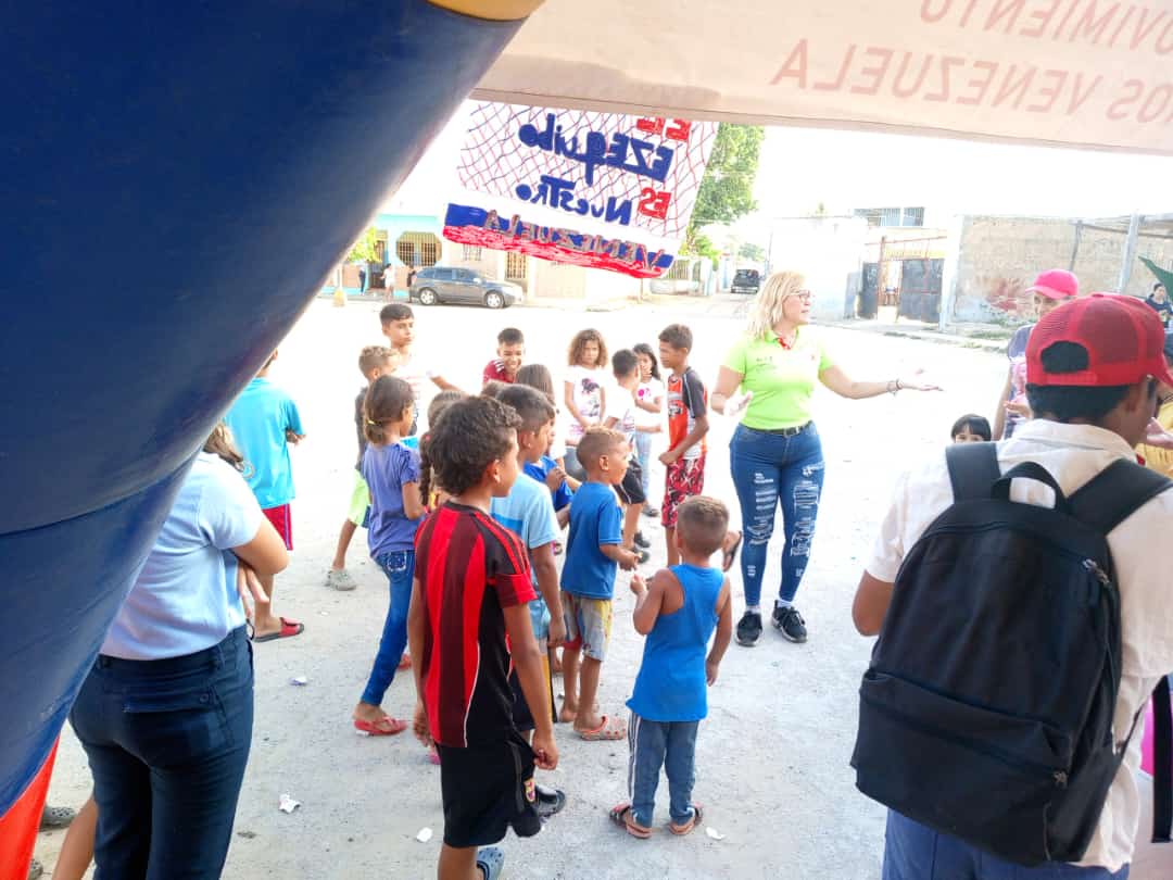 Brigaccomunicna's tweet photo. YO❤️ CUMANÁ
Con la finalidad de fortalecer El #Amor hacia el #Deporte las Diversas Brigadas de acción Comunitaria #IMPLENTAN jornadas deportivas En las que Participan Los adolescentes y niños De las comunidades🚩🤟
#JuntosSomosMasFuertes
#DeportesYcomunidad🚩 https://t.co/Huiuliq7nE
