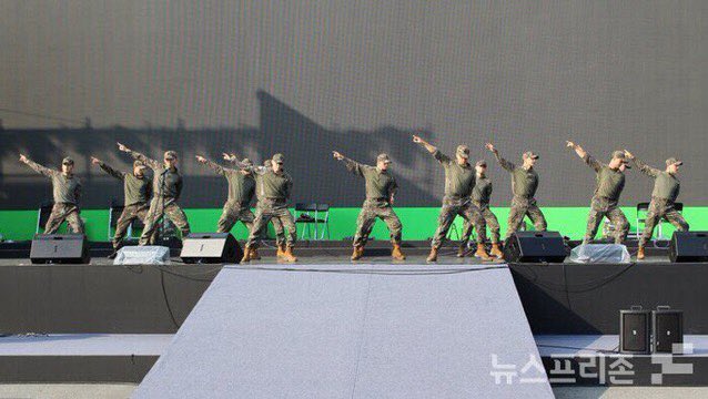 kamibebe11's tweet image. the monbebefication of the south korean military is INSANE 💓😭