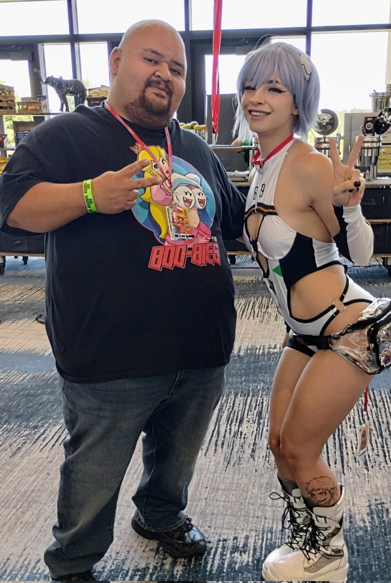 mexicanbuddha87's tweet photo. Wanted to post this pic from @colossalcon Texas a couple months ago. Special thanks to @xkayweex for the pic,loved the Rei cosplay 🙂 #colossalcon #colossalcontexas  #evangelion #エヴァンゲリオン #evangelioncosplay  #rei #レイ #reiayanami #綾波レイ #cosplay #reicosplay https://t.co/L8k9pHj4Eq