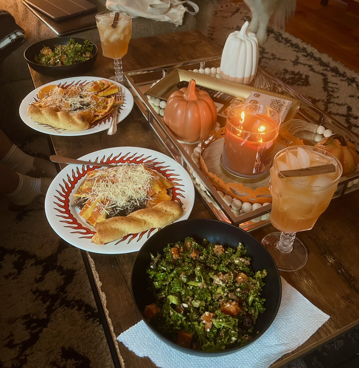 peachushii's tweet photo. spoopy movie dinner night with my bestie 🖤 https://t.co/0Ym1sP5aBq