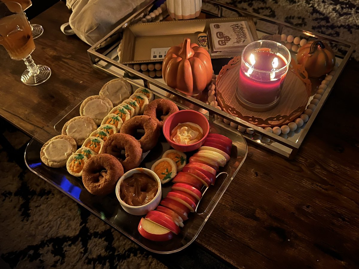 peachushii's tweet photo. spoopy movie dinner night with my bestie 🖤 https://t.co/0Ym1sP5aBq