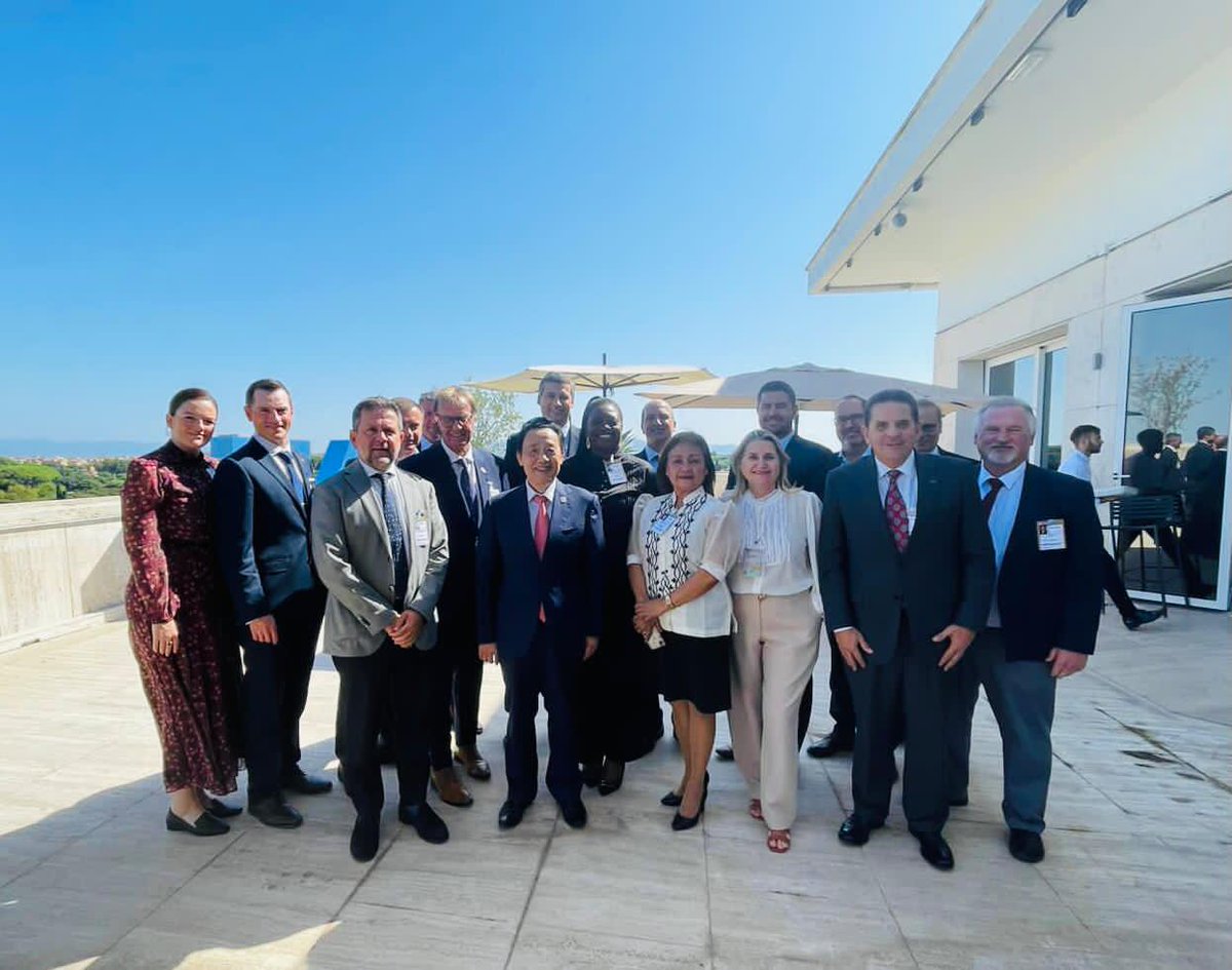 It was an honour to be amongst a select group of farmers  hosted to lunch by the FAO Director General  Qu Dongyu. Farmer Voices not only matter but must form an integral part of the policy process on how to build a  resilient food system.  <a href="/FAODG/">FAO Director-General QU Dongyu</a> <a href="/Bayer4Crops/">Bayer | Crop Science</a> <a href="/GlobalFarmerNet/">GlobalFarmerNetwork</a>