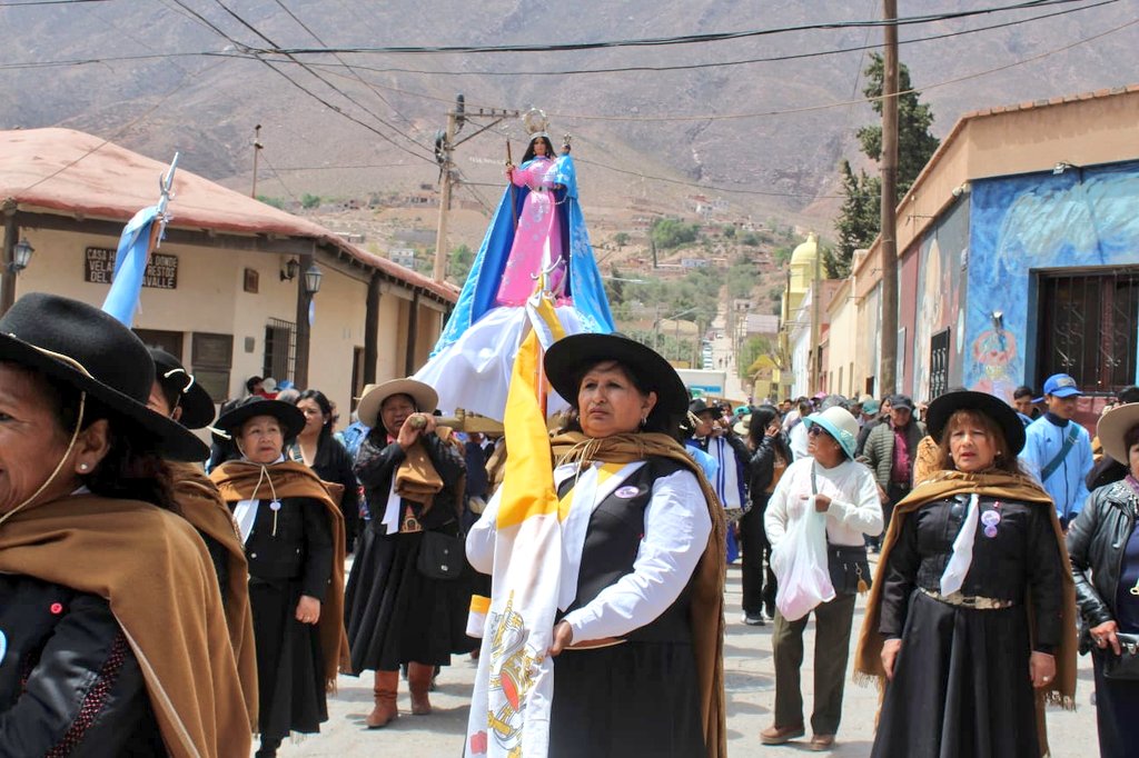 CarolinaMoises's tweet photo. Quería compartir con los tilcareños las fiestas patronales de San Francisco porque es una fecha muy especial ❤️ que siempre me gusta acompañar.

Estuve conversando con los estudiantes de la Escuela 🏫 pública Normal de Humahuaca que pasaban con sus libros 📚 con los emprendedores de los stands; con los artistas con los que hemos trabajado juntos proyectos del @CulturaNacionAR y sigo viendo crecer a  los chicos de la escuelita de fútbol ⚽️.

Me encanta estar siempre vinculada con la comunidad de #Tilcara, con sus concejales, dirigentes, militantes y llevarme la agenda 📋de necesidades a las que les vamos a acercar soluciones.

También la energía linda 💪que nos dieron camino al 22 de Octubre 🗳 domingo en el que les pido que voten con esperanza y pensando en todo lo que tenemos para defender que nosotros junto a @SergioMassa nos ocuparemos de lo que hay que mejorar.

#CarolinaSenadora
#GuillermoDipNac
@UnionPorlaPatria