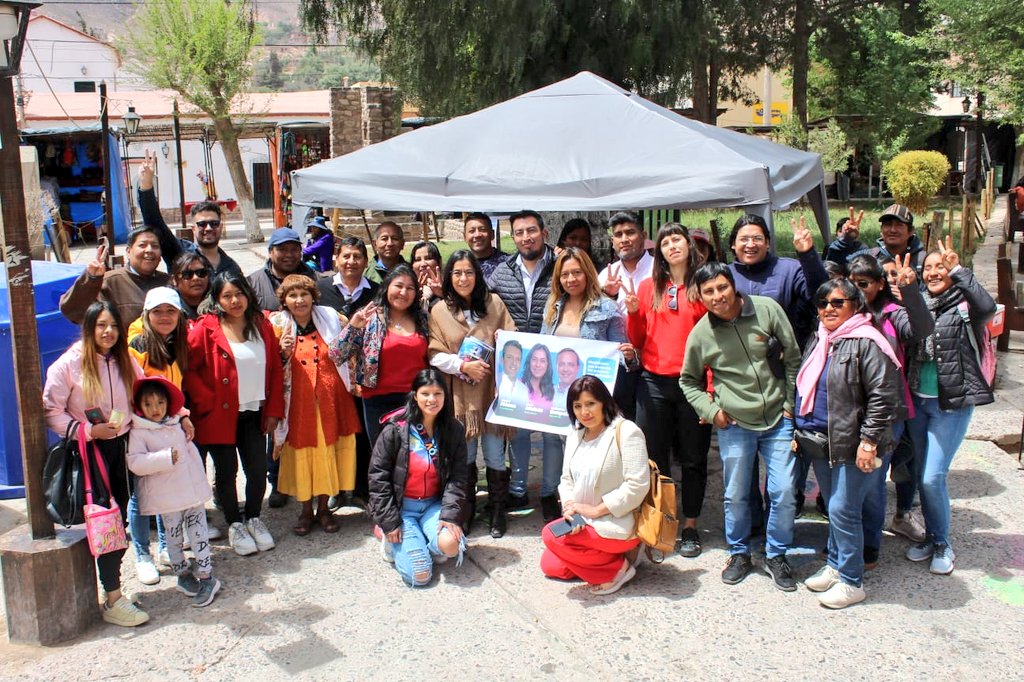 CarolinaMoises's tweet photo. Quería compartir con los tilcareños las fiestas patronales de San Francisco porque es una fecha muy especial ❤️ que siempre me gusta acompañar.

Estuve conversando con los estudiantes de la Escuela 🏫 pública Normal de Humahuaca que pasaban con sus libros 📚 con los emprendedores de los stands; con los artistas con los que hemos trabajado juntos proyectos del @CulturaNacionAR y sigo viendo crecer a  los chicos de la escuelita de fútbol ⚽️.

Me encanta estar siempre vinculada con la comunidad de #Tilcara, con sus concejales, dirigentes, militantes y llevarme la agenda 📋de necesidades a las que les vamos a acercar soluciones.

También la energía linda 💪que nos dieron camino al 22 de Octubre 🗳 domingo en el que les pido que voten con esperanza y pensando en todo lo que tenemos para defender que nosotros junto a @SergioMassa nos ocuparemos de lo que hay que mejorar.

#CarolinaSenadora
#GuillermoDipNac
@UnionPorlaPatria