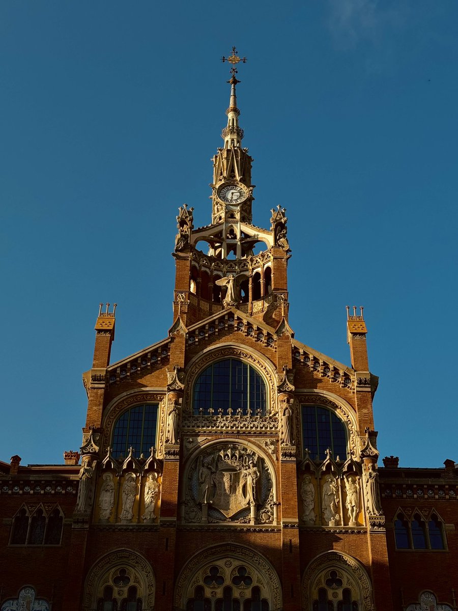 javi_sls's tweet photo. Edifico modernista del hospital Sant Pau con la luz del atardecer. Es una pasada lo bonito que es. https://t.co/DR1J2oNfux