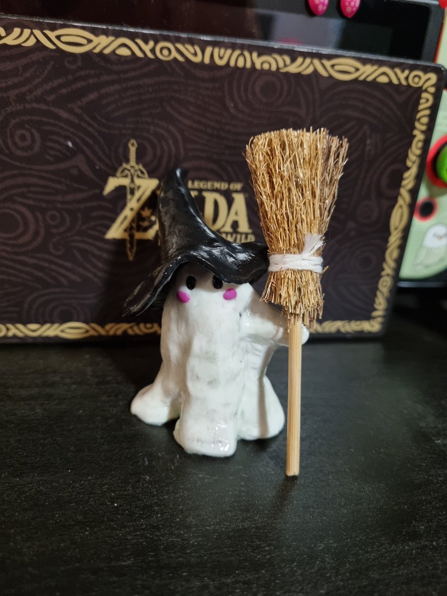 TheMottledWren's tweet photo. I've been trying lots of different mediums lately 😂 https://t.co/bv81CFJWSb