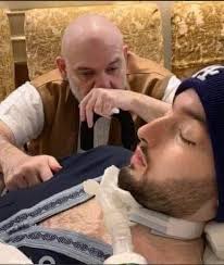 أسأل والده أعرف بعض الفقراء يصلون العمرة والحج ادعو لابنك في البيت الذي فيه ابنه الأهل جربوا كل شيء في الدنيا ماذا تعرف أن الفقير يجب أن يصلي أنا تأكد أن ابنك سيعود إلى رشده إن شاء الله.