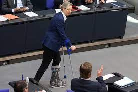 451_Grad_F's tweet photo. @katinkaa57 Wie & wann werden wir #ALI_c & #Chruplappera im Bundestag wiedersehen?
#Weidel im Stützkorsett & #Chrupalla im Rollstuhl? https://t.co/A5SKajbjIn