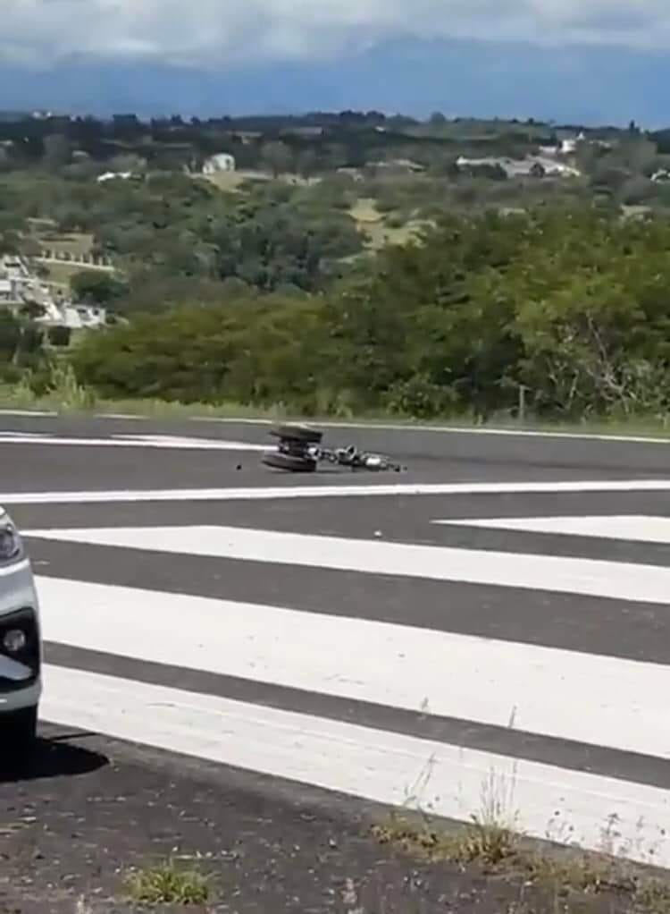 America_Vuela's tweet image. #ÚltimaHora
En el aeropuerto #ElLencero el #Learjet45 mat XA-JAO se salió de la pista al aterrizar. 

En jet viajaban 7 pasajeros quienes salieron por propie con golpes