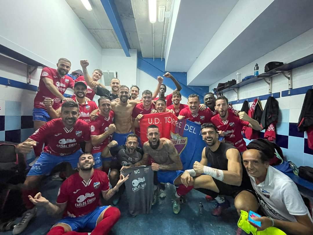 udtorredelmar71's tweet photo. ❤️💙 La UD Torre del Mar ha resuelto con solvencia su partido de octavos frente al Atlético Melilla por 0-3.
La semana que viene afrontará un partido histórico donde si gana estará clasificado para la Copa Del Rey 👑 .
#vamostorre
#UnidosPorUnSentimiento
#CopaFederacion https://t.co/KVGSsACLoP