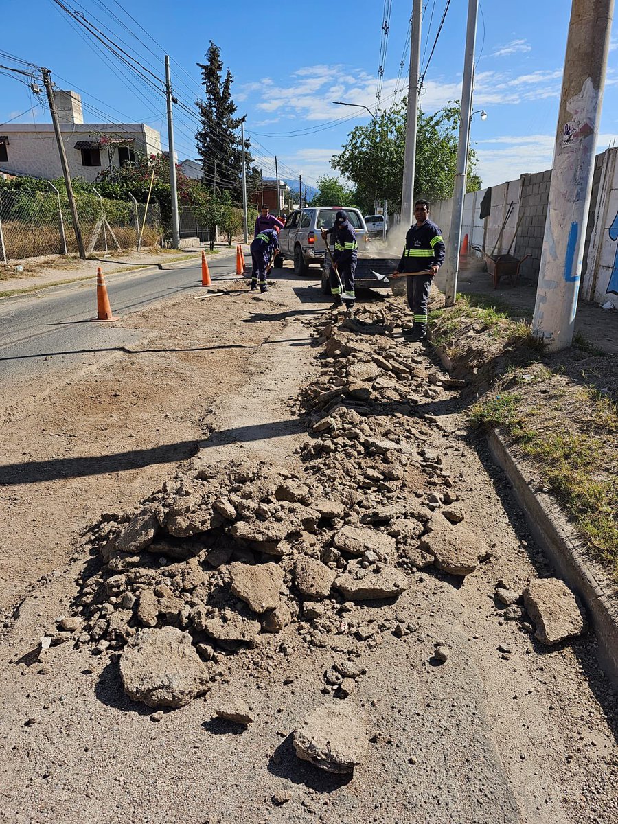 amolinalarioja's tweet photo. Seguimos poniendo en condiciones sectores de nuestra Ciudad Capital. Supervisamos los avances de la Av. Santa Rosa, a la altura del Club Tesorieri. 
Se contempla el asfaltado y la renovación de la red cloacal gracias al trabajo de @AguasRiojanasok y Vialidad de la provincia. https://t.co/RSmCFdoFi0