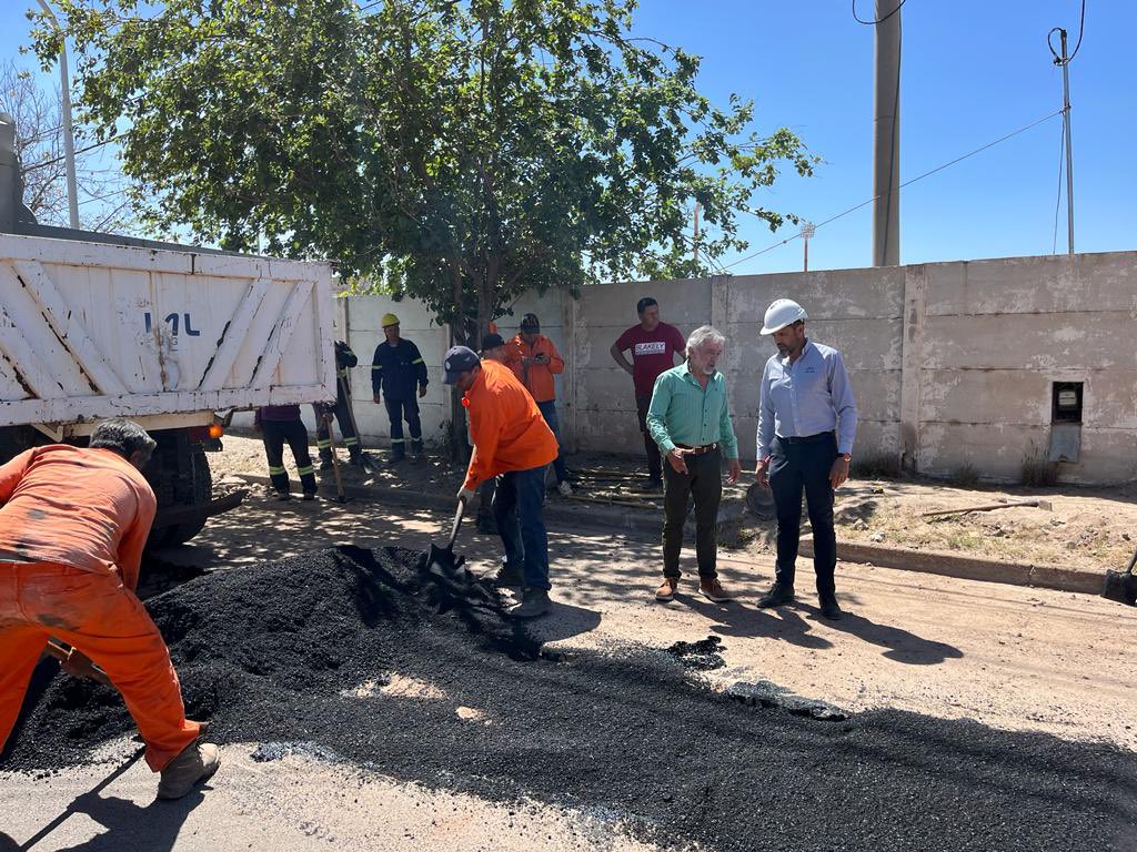 amolinalarioja's tweet photo. Seguimos poniendo en condiciones sectores de nuestra Ciudad Capital. Supervisamos los avances de la Av. Santa Rosa, a la altura del Club Tesorieri. 
Se contempla el asfaltado y la renovación de la red cloacal gracias al trabajo de @AguasRiojanasok y Vialidad de la provincia. https://t.co/RSmCFdoFi0