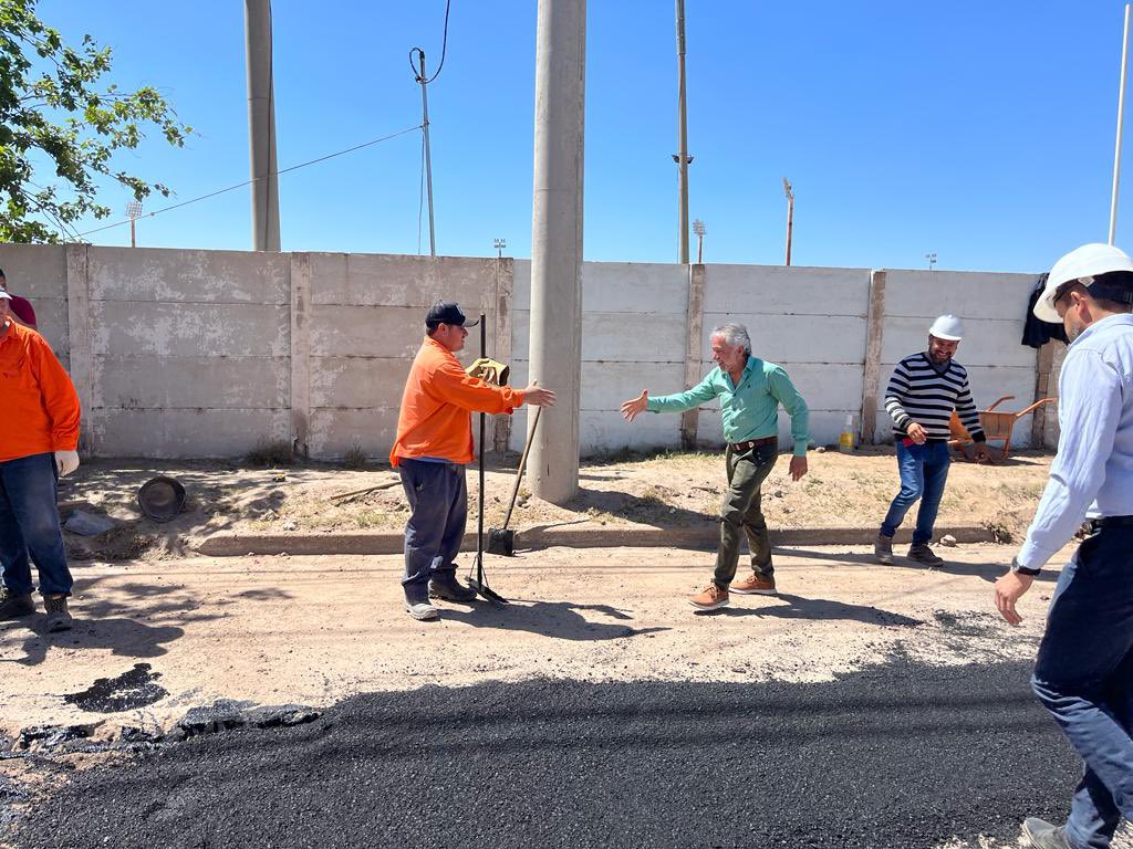 amolinalarioja's tweet photo. Seguimos poniendo en condiciones sectores de nuestra Ciudad Capital. Supervisamos los avances de la Av. Santa Rosa, a la altura del Club Tesorieri. 
Se contempla el asfaltado y la renovación de la red cloacal gracias al trabajo de @AguasRiojanasok y Vialidad de la provincia. https://t.co/RSmCFdoFi0