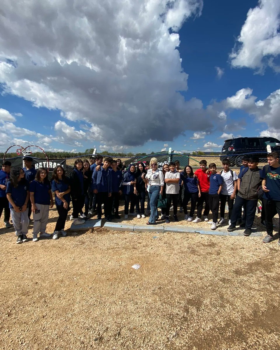 hsalkurumsal's tweet photo. 4 EKİM DÜNYA HAYVAN HAKLARI KORUMA GÜNÜ KAPSAMINDA KİMYA ÖĞRETMENİMİZ ULVİYE ÇELİKTÜRK, ÖĞRENCİLERİMİZLE ÇİÇEĞİN PATİLERİ BARINAĞINI ZİYARET ETTİ.
#HSAL #ÇİÇEĞİNPATİLERİ #HAYVANHAKLARIü https://t.co/k9Y91CB3qb