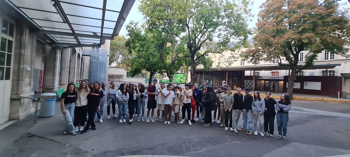 IEDigoin's tweet photo. Venir supporter l' @ELANCHALON. Accueil par @LyceeGauthey  pour un copieux repas et en place. Joie, plaisir, le bus retour est en 🔥. @AcademieDijon @1211fb #viescolaire #sortie #sport #découverte #ouverture https://t.co/lbYh97J9Wy