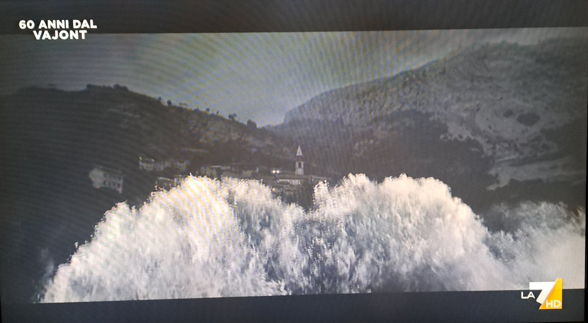 Che strano guardare il film sul disastro del #Vajont da qui, sullo #Stretto, dove vogliono costruire una cosa come quella - qui un #ponte su un sistema di faglie attive, con un progetto "rispolverato". Con uomini come quelli, interessi come quelli, politica come quella.