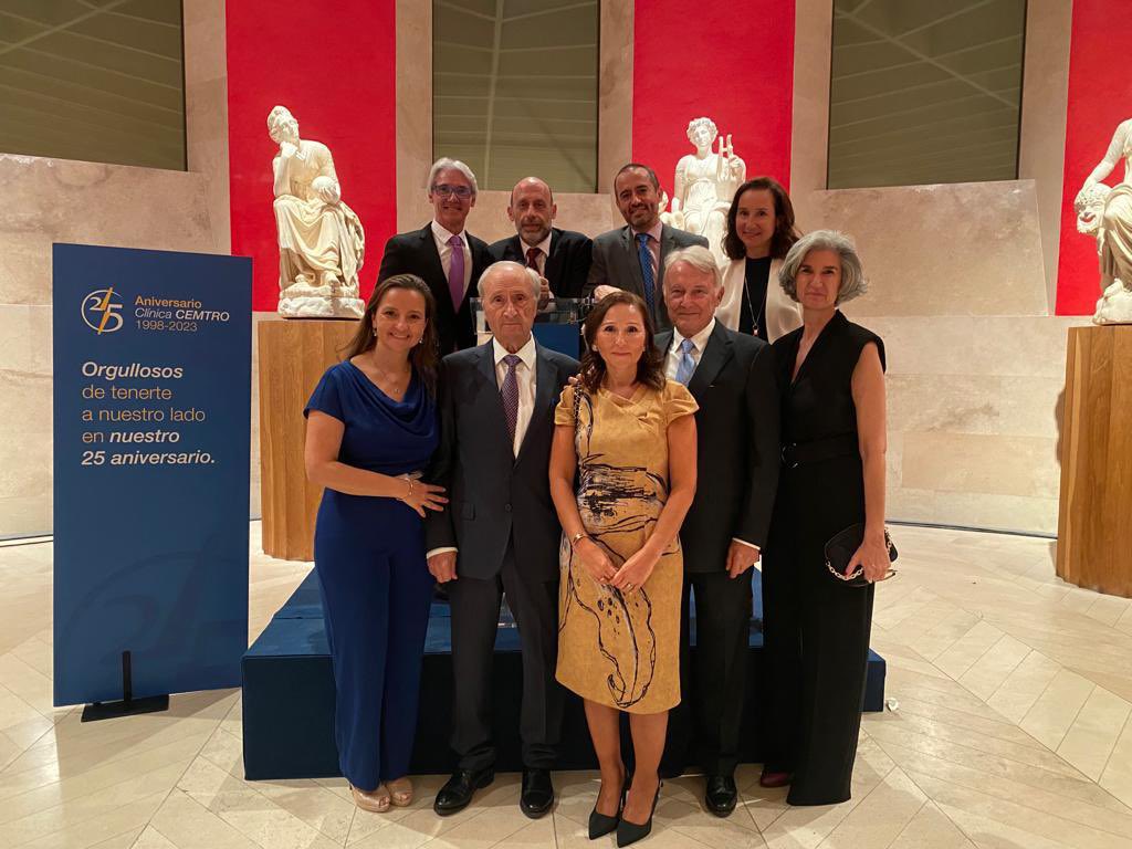 DraIsaGuillen's tweet photo. Ayer estuvimos celebrando el 25 aniversario de @ClinicaCEMTRO en el @museodelprado. Espectacular visita privada guiada por expertos que te transportan al cuadro y su autor. Gracias a todos lo que habéis hecho posible estos años y ahora a por otros 25 años. https://t.co/2ddnLj7Kso