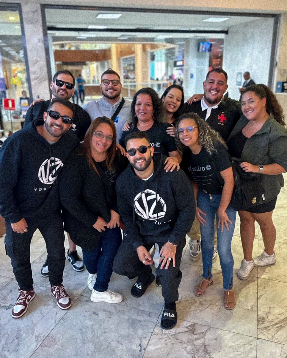 portalvouzuar's tweet photo. Ontem os meninos embarcaram para Portugal, para dar start na primeira turnê pela Europa, e claro, o @nossosalseiro foi no aeroporto de surpresa pra dar uma abraço de boa sorte e desejar boa viagem aos meninos. Emanando nossas melhores energias pra essa semana incrível! ✨ https://t.co/AeaLsqtQ4E