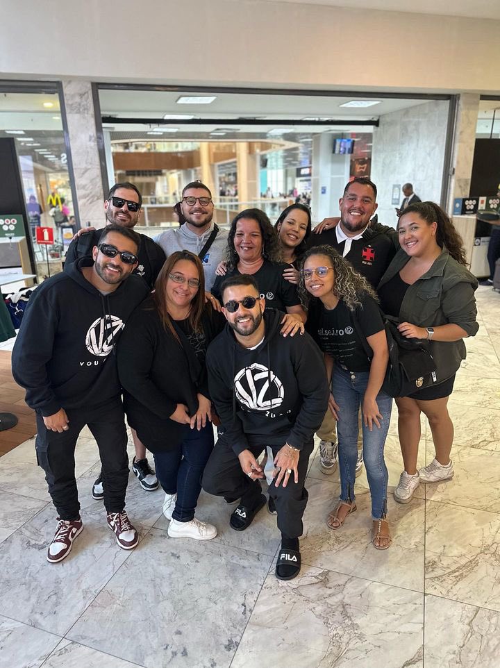 portalvouzuar's tweet photo. Ontem os meninos embarcaram para Portugal, para dar start na primeira turnê pela Europa, e claro, o @nossosalseiro foi no aeroporto de surpresa pra dar uma abraço de boa sorte e desejar boa viagem aos meninos. Emanando nossas melhores energias pra essa semana incrível! ✨ https://t.co/AeaLsqtQ4E